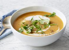 Тыквенный крем-суп с луком-шалотом и кокосовым молоком