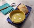 Крем-суп из жареной на гриле спаржи с сырными тостами
