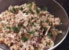Салат из курицы с сыром и грецкими орехами (рецепт Сов-общепита)
