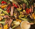 Фланк-стейк с креветками и салатом романо на гриле