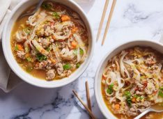 Полезный суп со свининой, перцем и рисовой лапшой за 40 минут