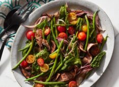Салат с жареной говядиной, грибами и зелёной фасолью