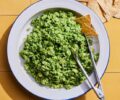 Зелёный закусочный салат из авокадо, горошка и спаржи