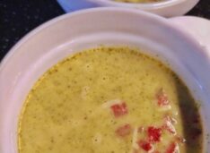 Суп из брокколи и чоризо с сыром